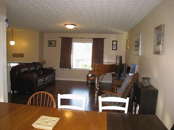 4th image of 328 Cambridge Dr