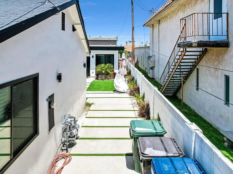 Ellis Ave — Photo 25