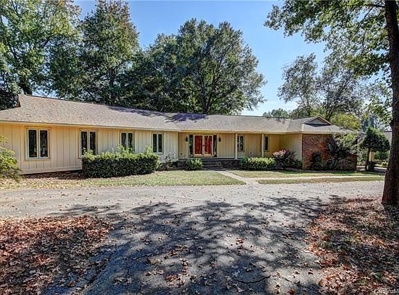 3rd image of 3612 Golfview Dr