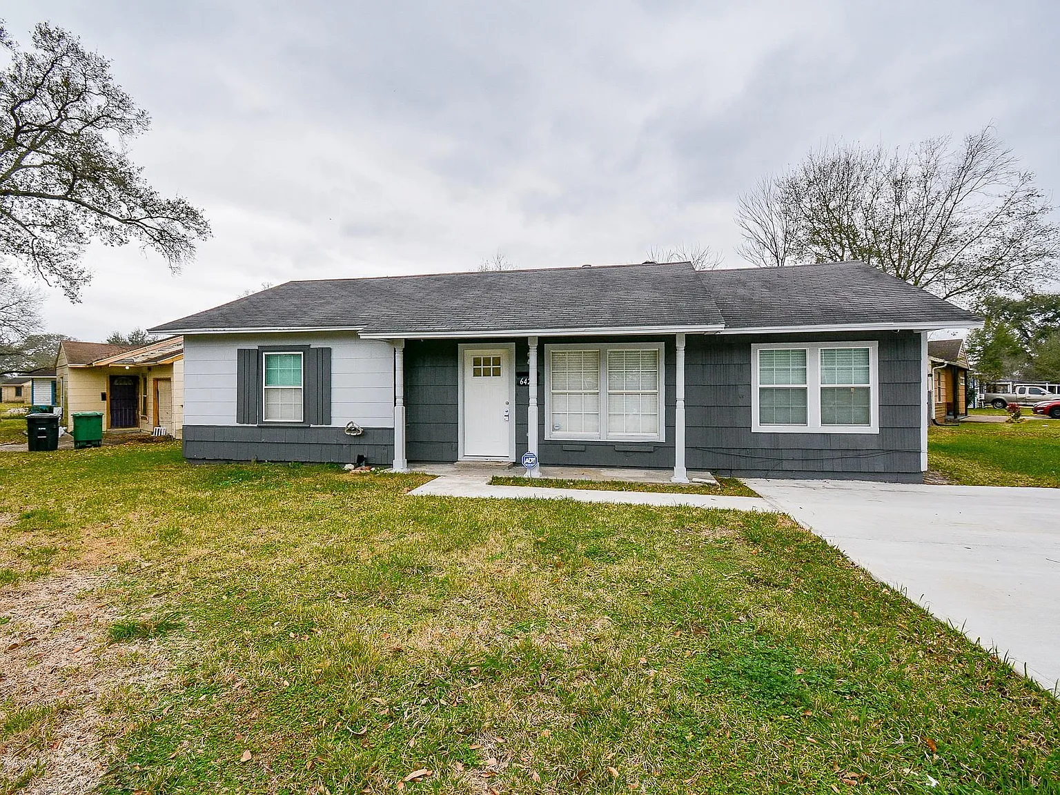 3 bed, 1.0 bath, 1084 sqft, $1,600 — Photo 2