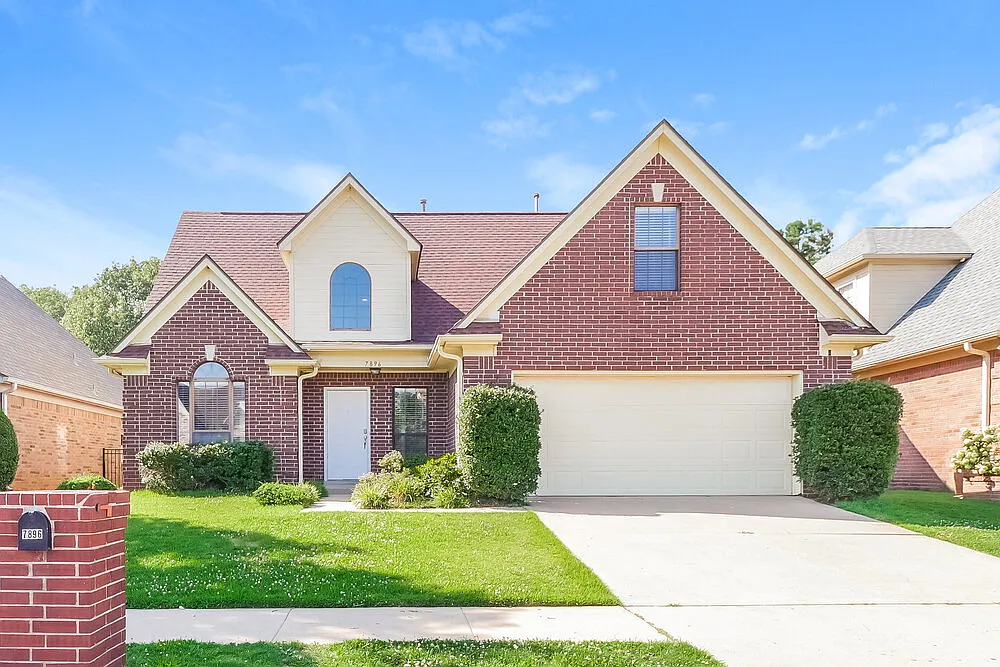 3 bed, 2.5 bath, 2100 sqft, $2,180 — Photo 1