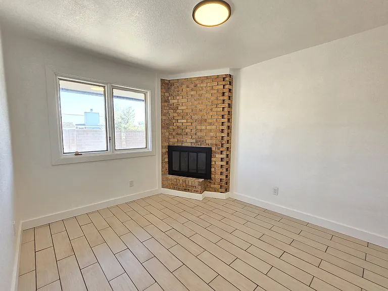 1731 E Redfield Rd — Photo 2