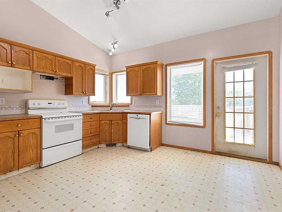 5th image of 2385 SW Hatcher Dr NE