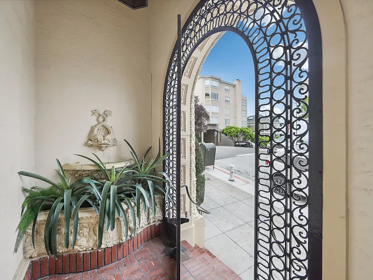 899 Green Street — Photo 6