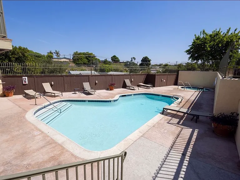 5252 Balboa Arms Dr #289 — Photo 15