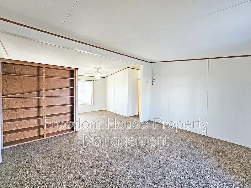 3 bed, 2.0 bath, 940 sqft, $1,291 — Photo 3