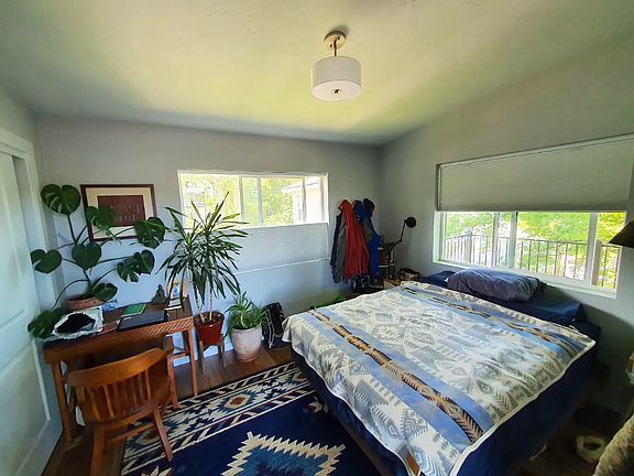 Bedroom with queen bed