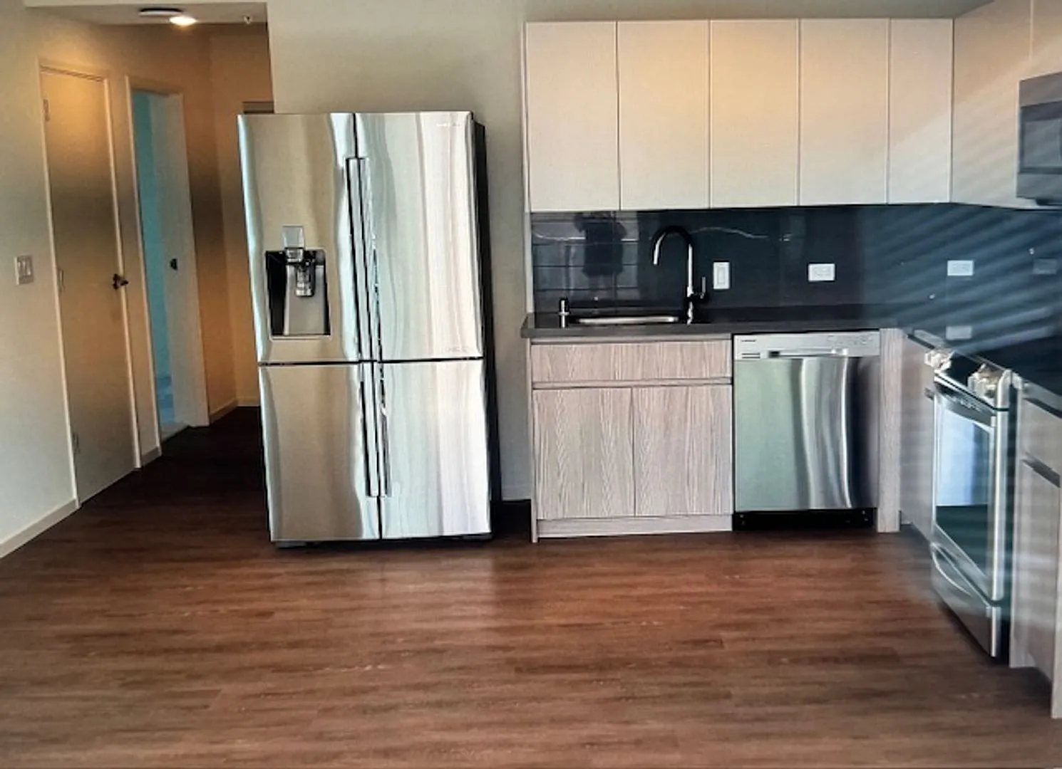Modern end-unit with ocean views at Kapiolani Residence — Photo 1