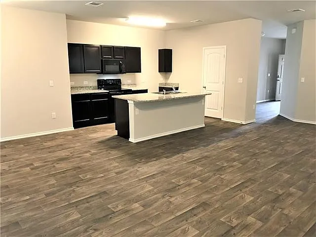 4 bed, 1702 sqft, $2,050 — Photo 4