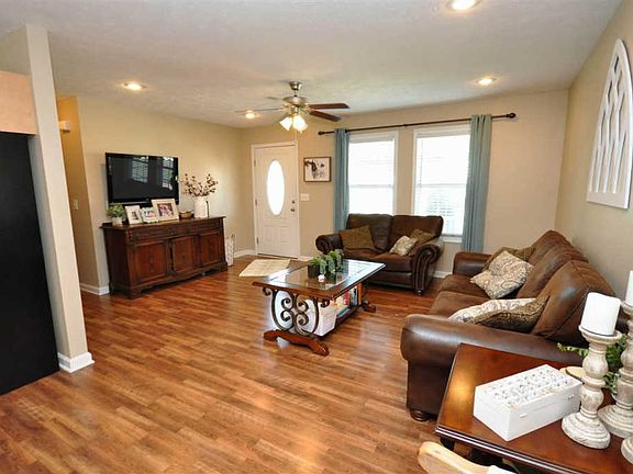 4th image of 25 Ashley Dr