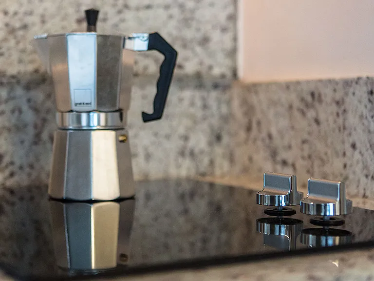 Waikiki Walina Apartments electric stove with coffee pot