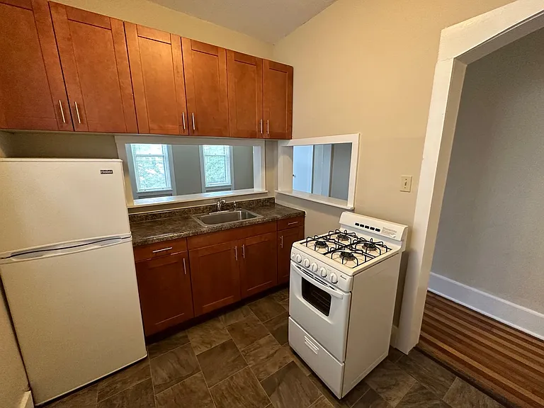 1 & 2 Bedrooms-Brady St - Heat & Electricity Included — Photo 27