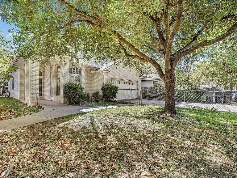 409 E Austin Ave — Photo 5