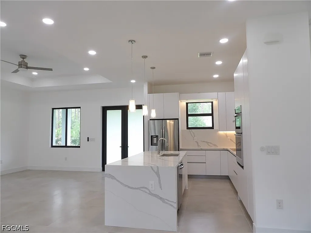 3 bed, 2.0 bath, 1904 sqft, $2,200 — Photo 4