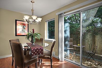 Dining area w/ bistro bar 