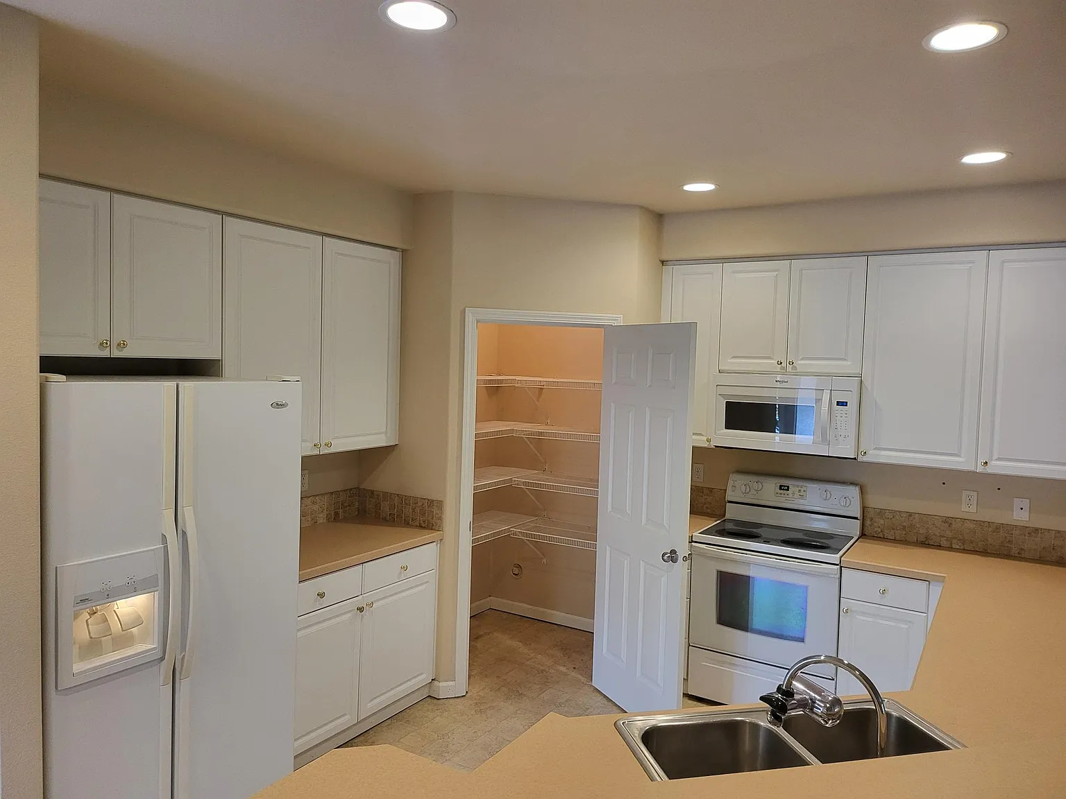 3301 Park Ln — Photo 3