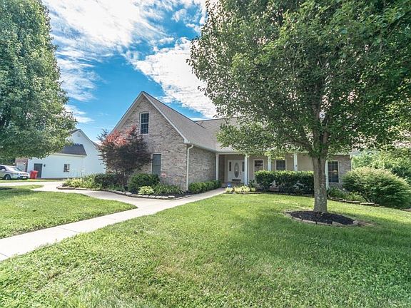 2nd image of 415 Emerald Chase Cir