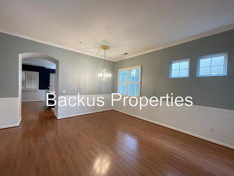 10 Elizabeth Cir — Photo 2