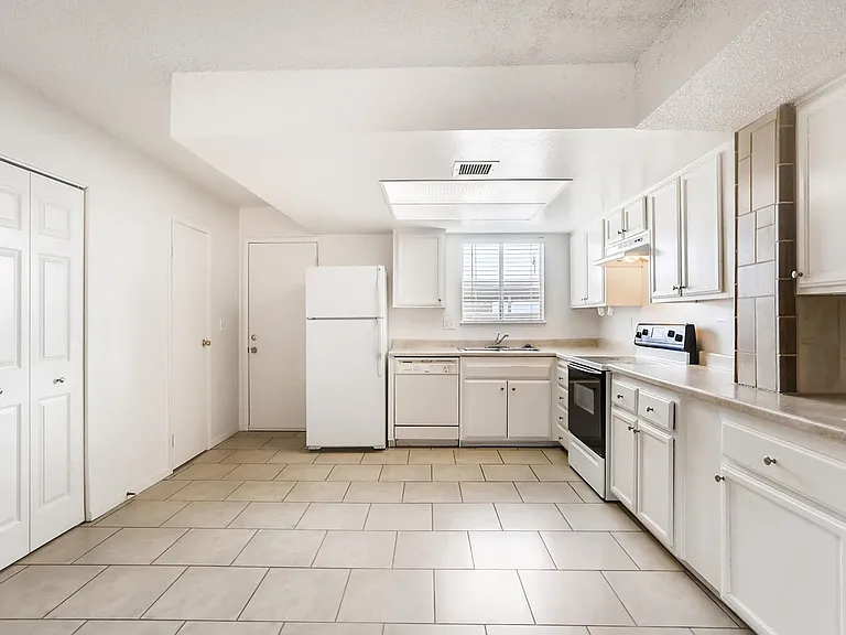 6227 W Washington Ave — Photo 9