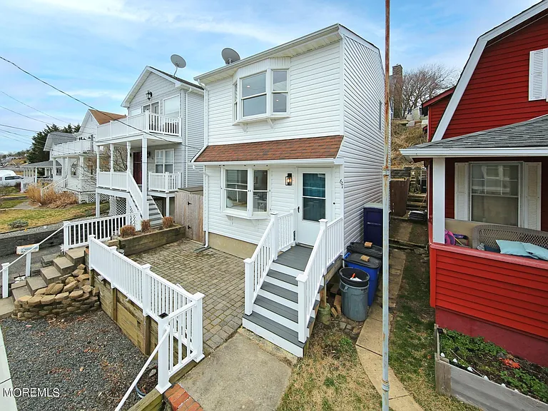67 S Bay Ave — Photo 3