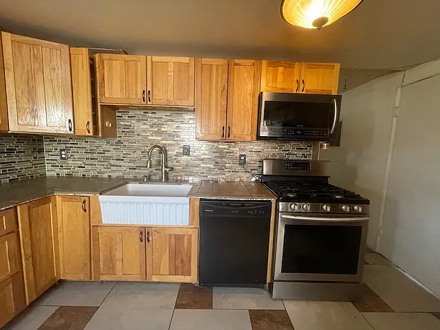 830 Manchester Dr — Photo 5