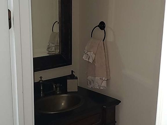3rd image of 399 SW Meadow Ter