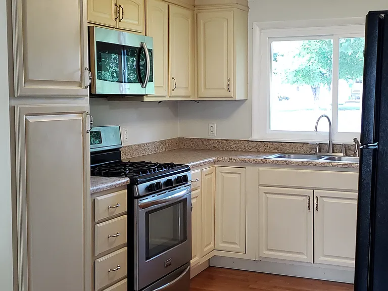 1810 Virginia St — Photo 5
