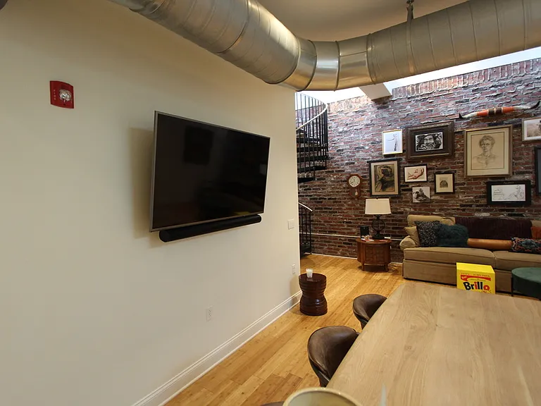 139 7th St #2000 — Photo 39