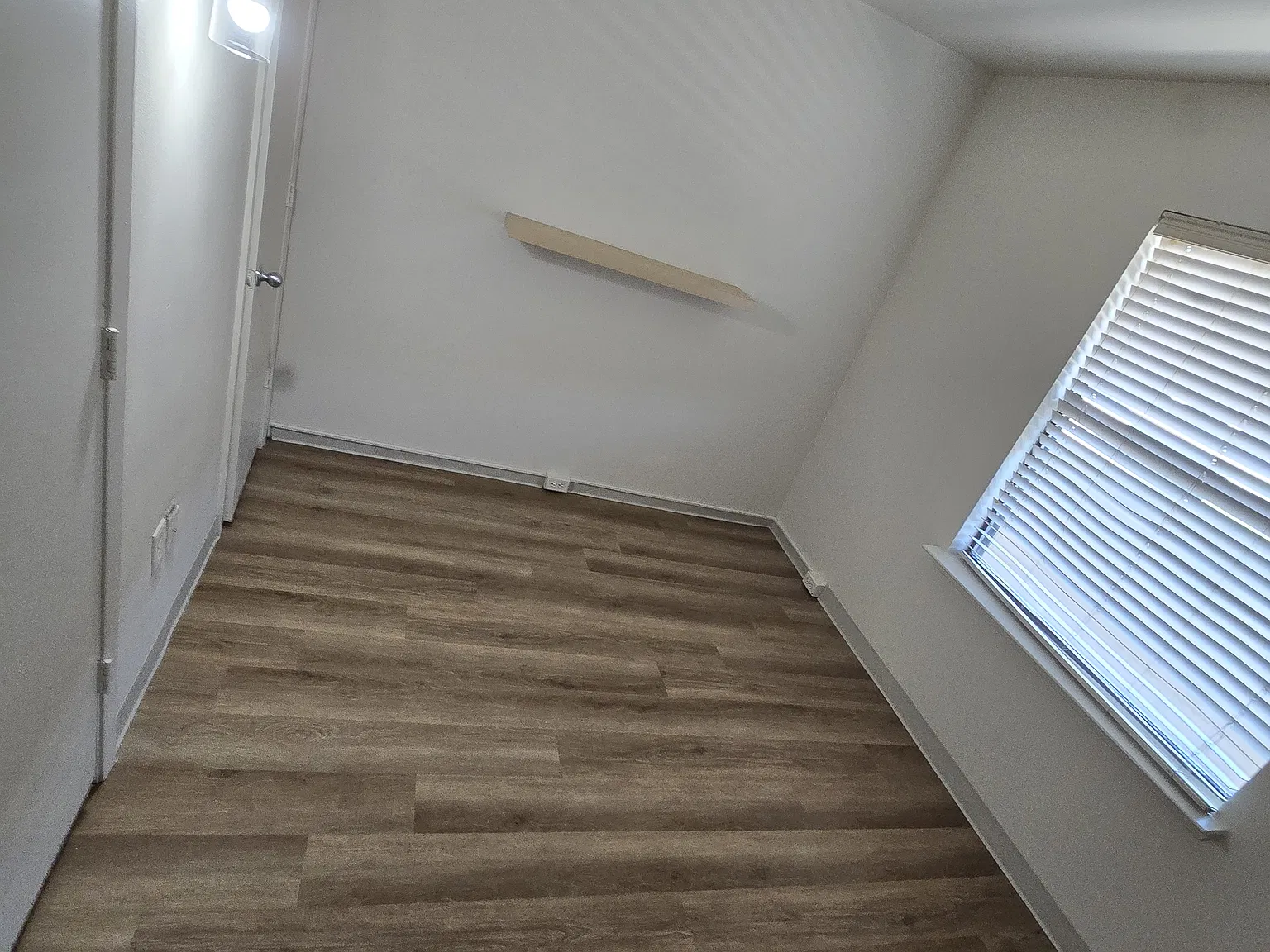 3 bed, 1.5 bath, 860 sqft, $900 — Photo 4