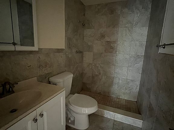4th image of 2738 NE 30th Pl APT 15
