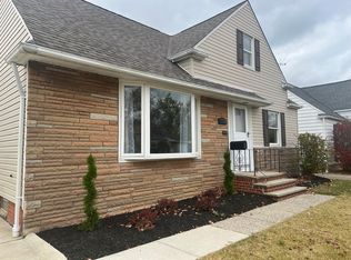 1718 Hawthorne Dr, Mayfield Heights, OH