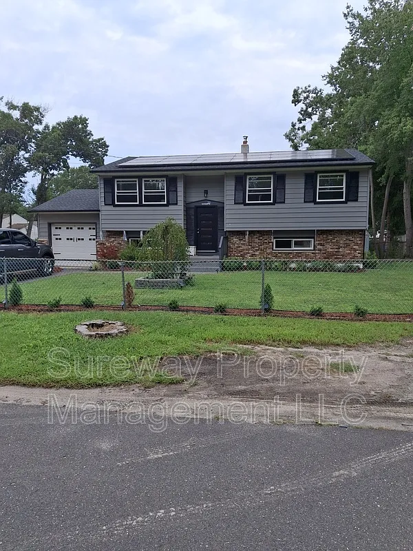 4 bed, 1.5 bath, 1888 sqft, $3,000 — Photo 1