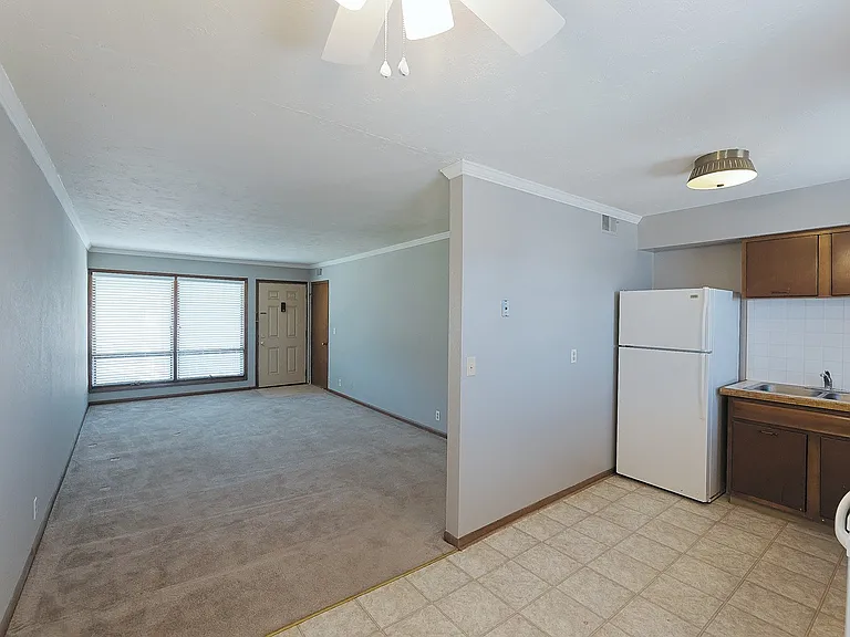 Beverly Hills Apartments — Photo 9
