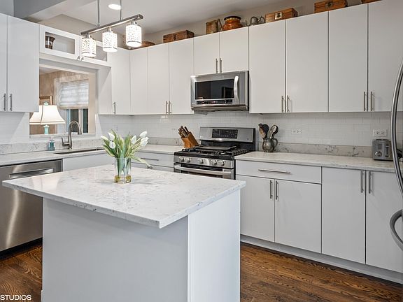 2nd image of 1322 W Wolfram St #1