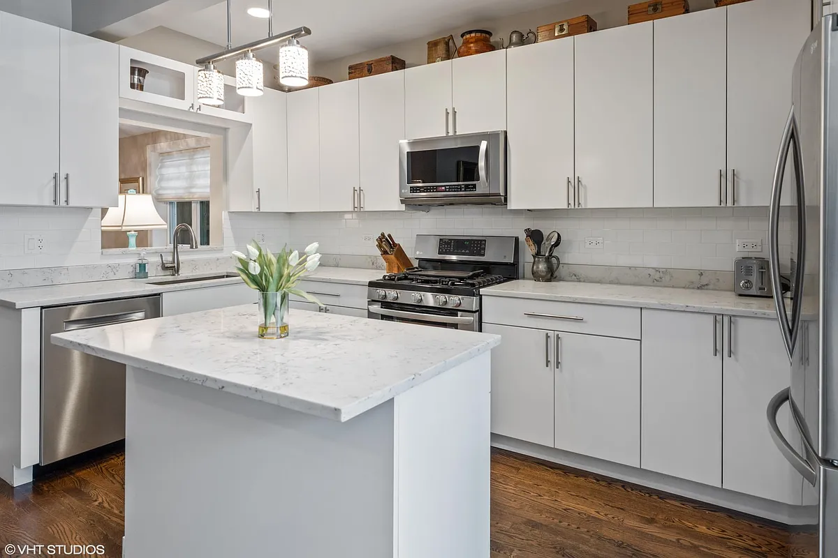 Building Photo - 1322 W Wolfram St #1