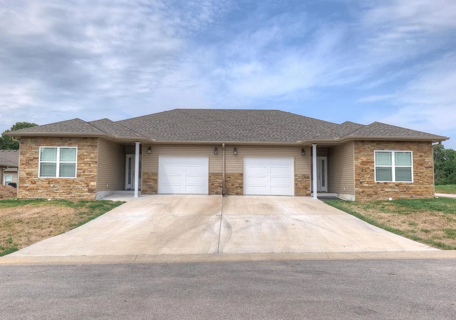 Unit Now Available ! ! 2-Bedroom 2-Bath Duplex Located In Neosho! Rent-$1300.00 — Photo 2