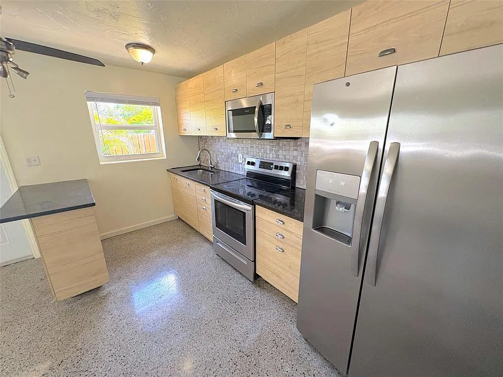 1 bed, 1.0 bath, 1053 sqft, $1,595 — Photo 2