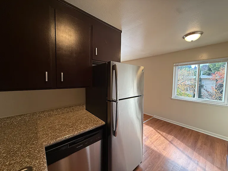 734 E 20th St #7 — Photo 5