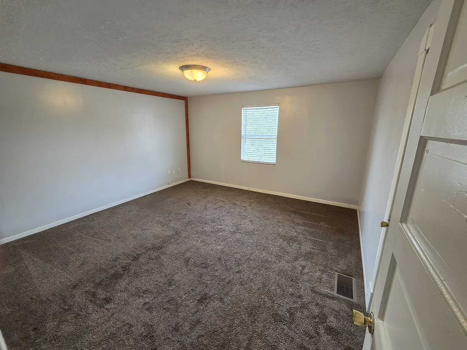 3 bed, 1.5 bath, 1378 sqft, $1,100 — Photo 4