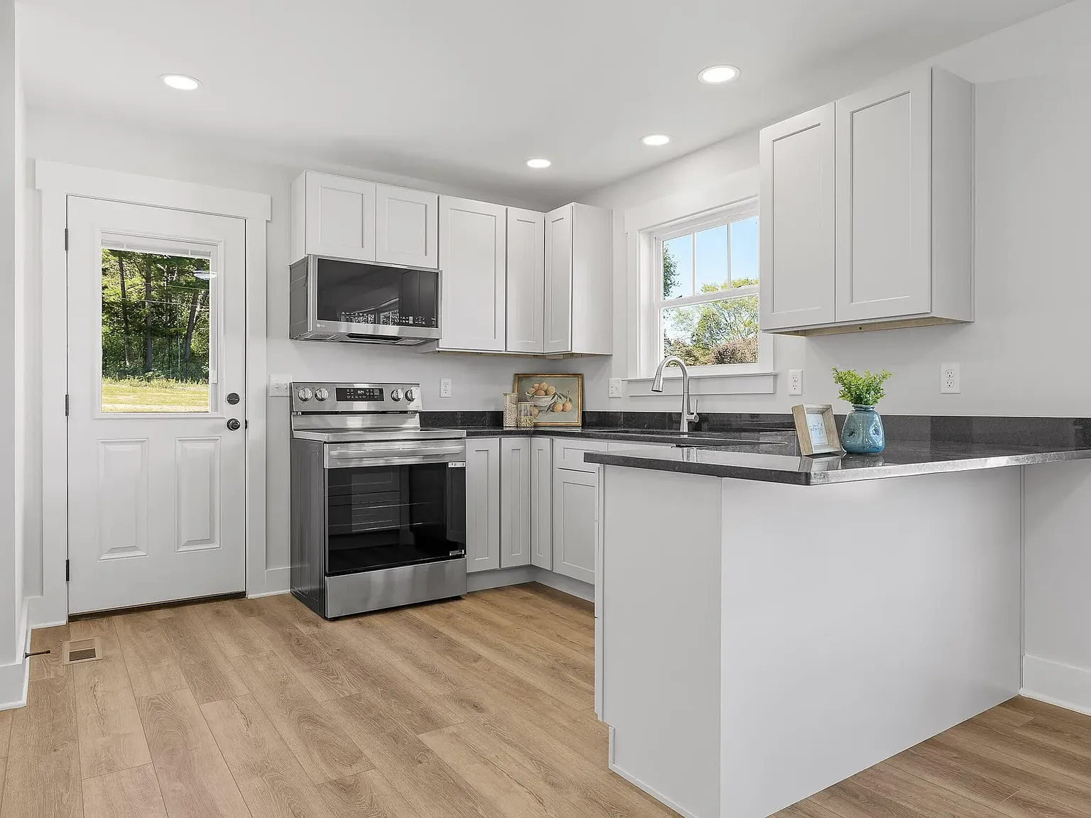 3 bed, 2.5 bath, 1200 sqft, $1,800 — Photo 3