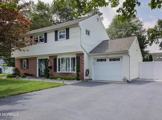 32 Peachtree Rd, Oakhurst, NJ 07755