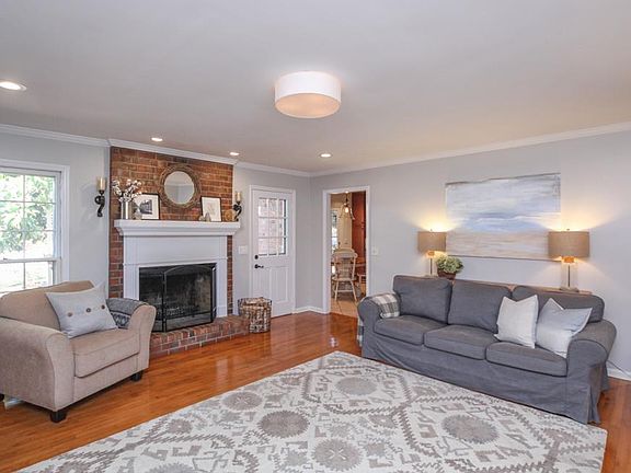 3rd image of 3007 Regency Park Dr