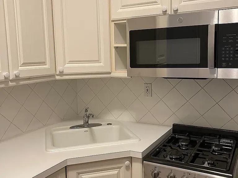 440 E 77th St #2B — Photo 1