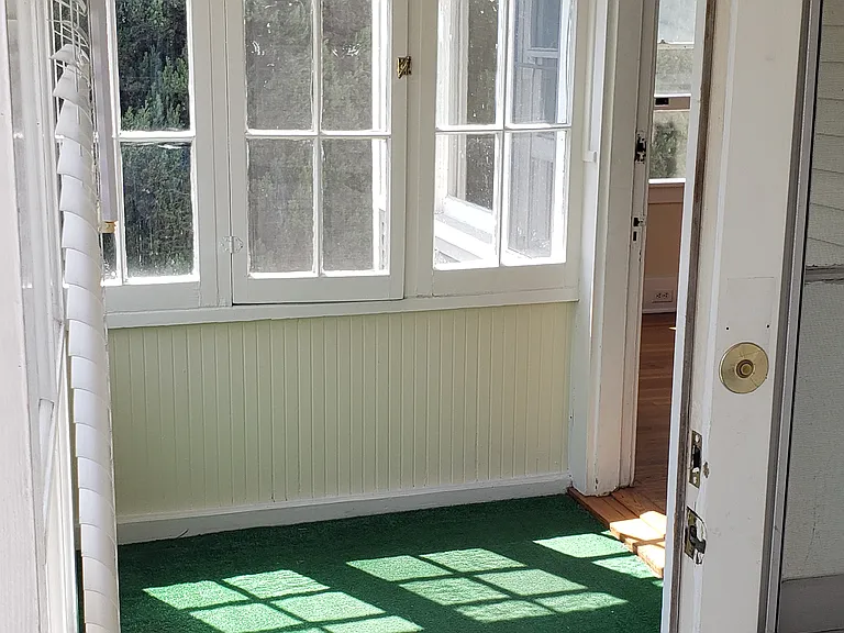Private enclosed sun porch