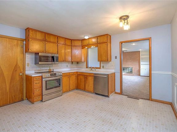 5th image of 9813 Newton Ave