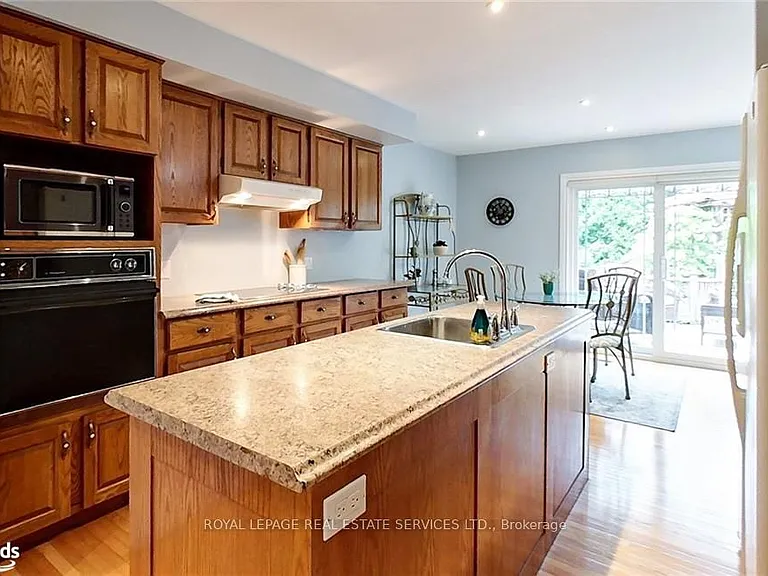 112 Bruce St S — Photo 6