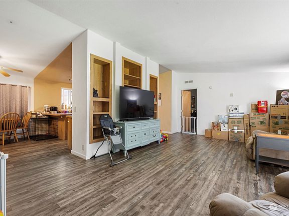 2nd image of 40 E Elk Place
