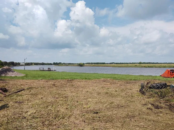 215 Port Rd, Angleton, TX 77515