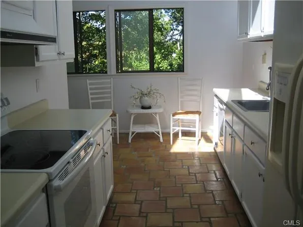 171 Rowayton Woods Dr, Norwalk, CT 06854