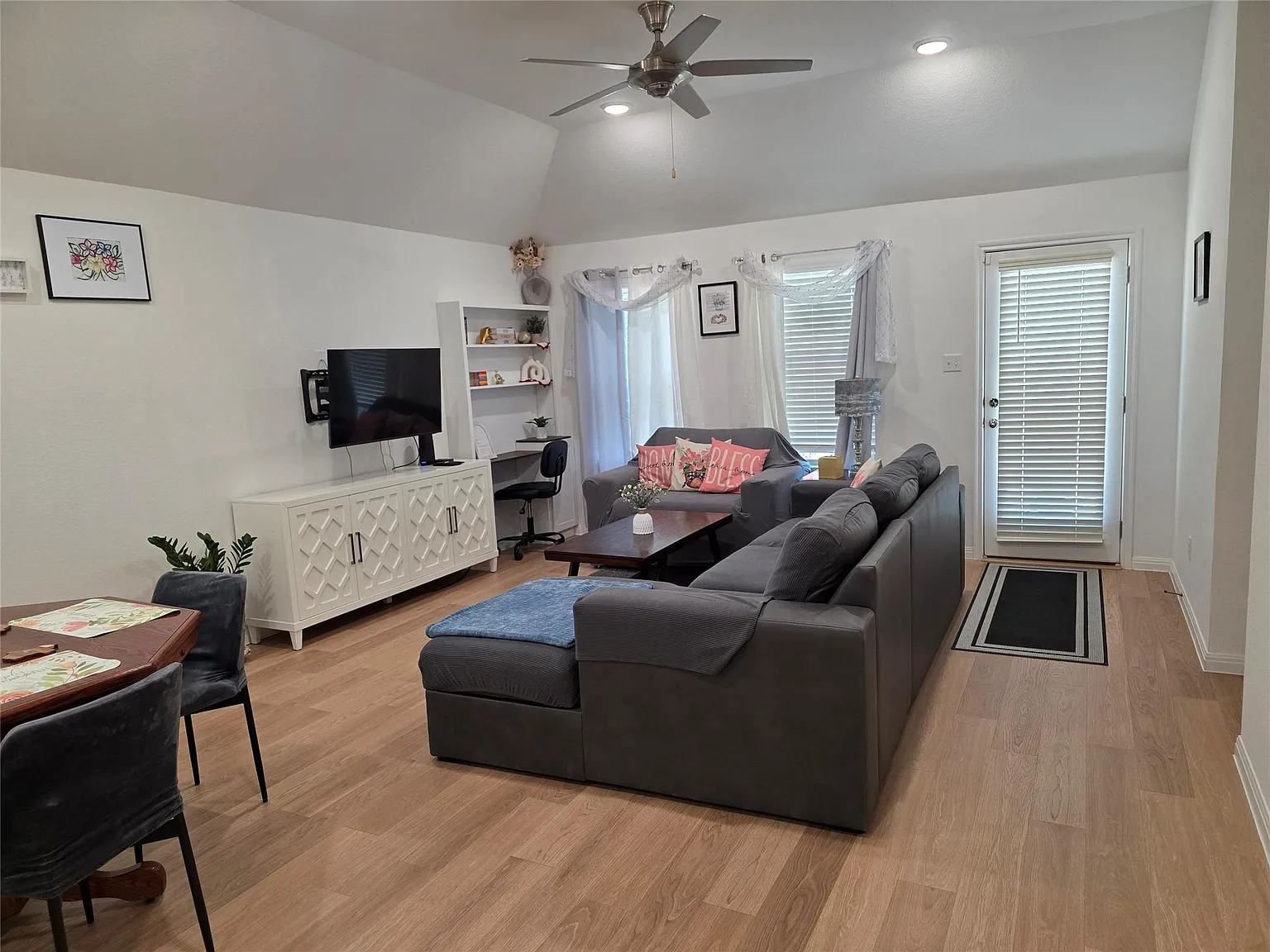 4 bed, 3.0 bath, 1639 sqft, $2,400 — Photo 2